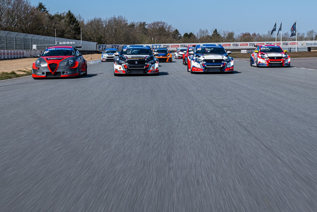 Peugeot er velrepræsenterede i feltet i år
(Foto: TCR Denmark)